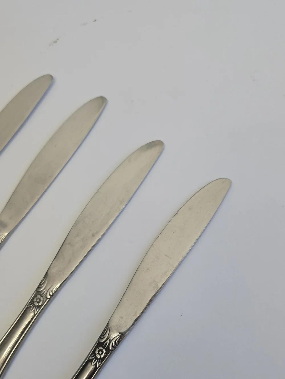 Vintage Rogers & Co Set Of 4 Korea Stainless Knives Floral Alexis 8 3/8